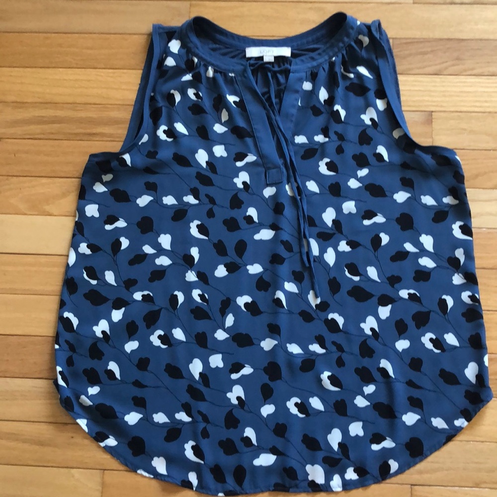 Sleeveless blouse with tie neck